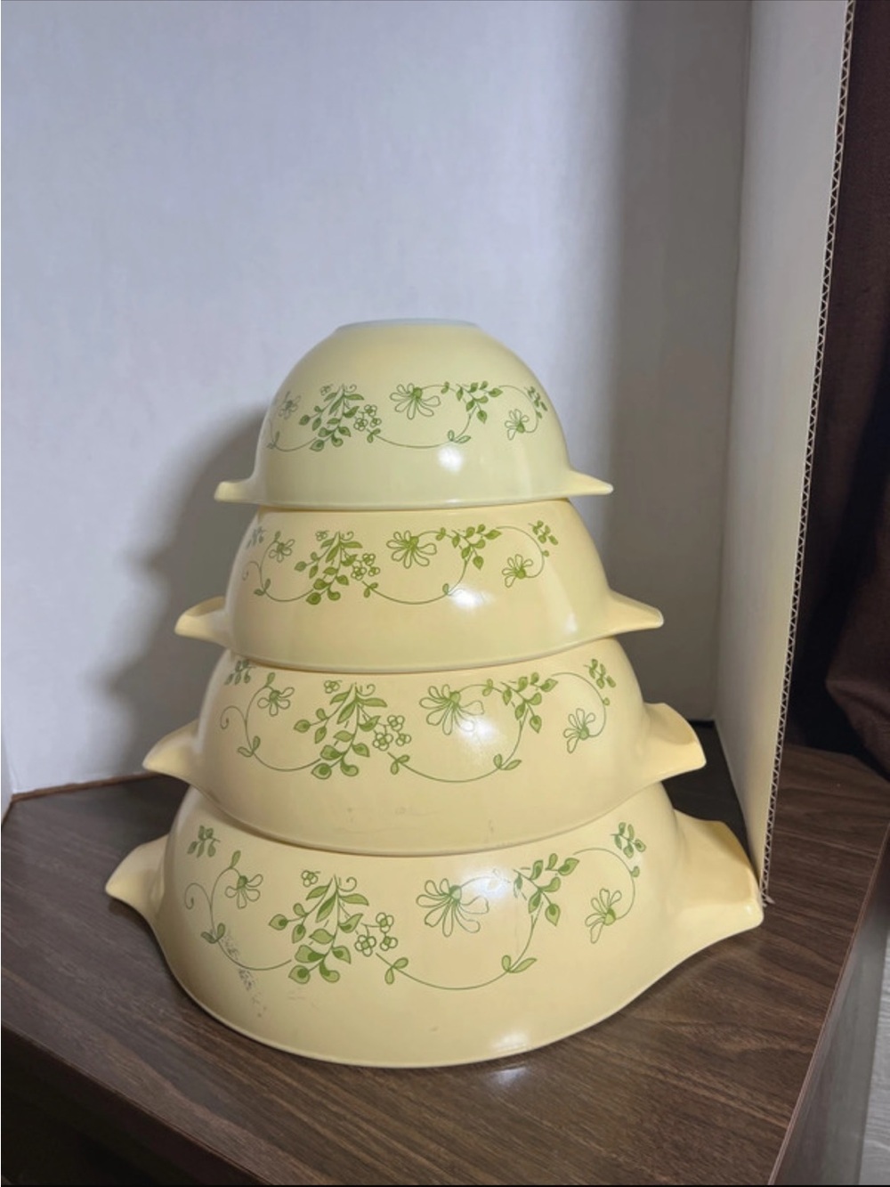 Pyrex Vintage Nesting Mixing Bowls - Set of 4